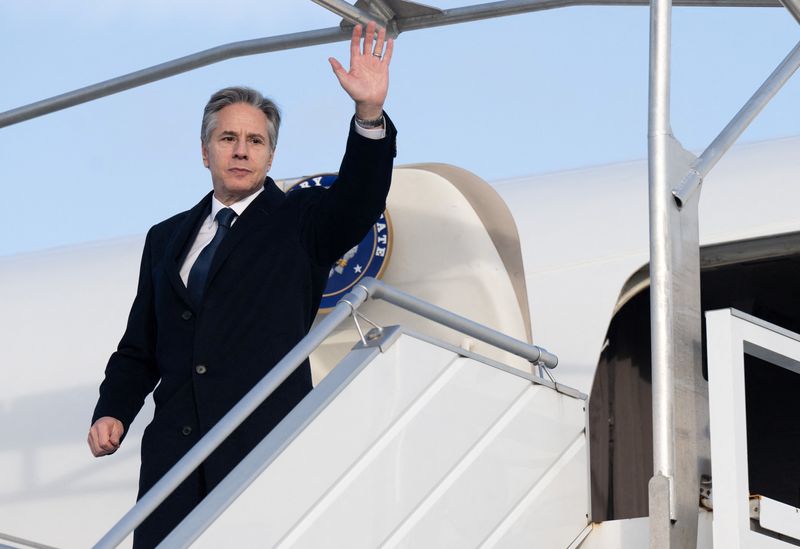&copy; Reuters. El secretario de Estado estadounidense Antony Blinken sube a su avión antes de partir del aeropuerto de Bruselas tras la reunión de ministros de Asuntos Exteriores de la OTAN sobre Ucrania en su sede de Bruselas, el 29 de noviembre de 2023.