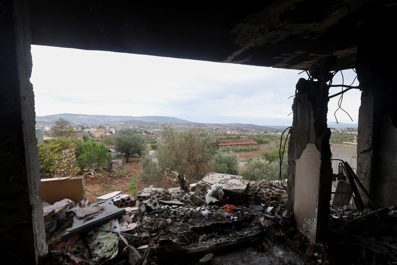 &copy; Reuters. منظر لمنزل تضرر خلال قصف إسرائيلي خلال الأسابيع القليلة التي تسبق هدنة بين حركة حماس وإسرائيل تم تمديدها بشكل غير رسمي في جنوب لبنان في بلدة