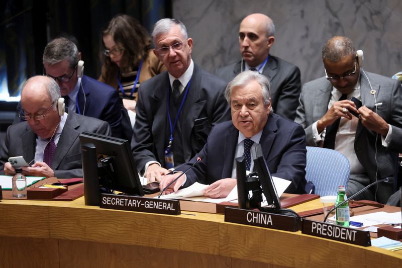 &copy; Reuters. الأمين العام للأمم المتحدة أنطونيو جوتيريش لدى حضوره اجتماع مجلس الأمن التابع للأمم المتحدة بشأن الصراع الدائر بين إسرائيل وحركة المقاومة 