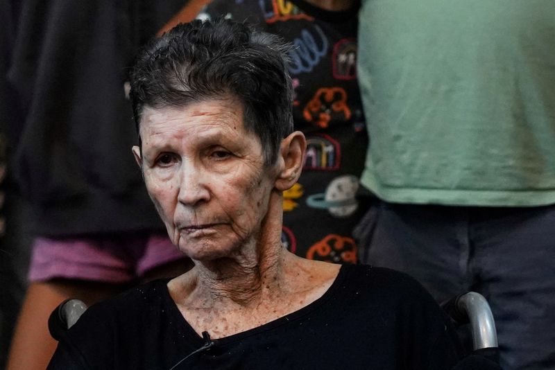 &copy; Reuters. يوشيفيد ليفشيتز (85 عاما) جدة إسرائيلية أُخذت رهينة في غزة بعدما أطلق مسلحو حماس سراحها في مستشفى بتل أبيب يوم 24 أكتوبر تشرين الأول 2023 في صورة 