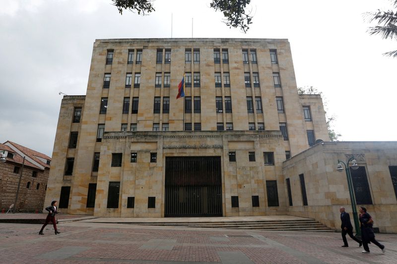 &copy; Reuters. FILE PHOTO: Poeple walk in front of Colombian Ministry of Finance and Public Credit in Bogota, Colombia April 10, 2019. REUTERS/Luisa Gonzalez/File Photo