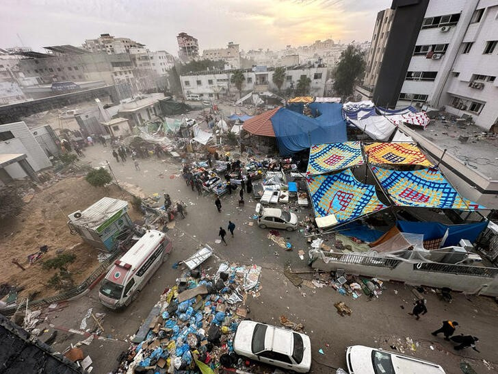 &copy; Reuters. Imagen de archivo del complejo hospitalario Al Shifa, en Ciudad de Gaza. 25 noviembre 2023. REUTERS/Abed Sabah