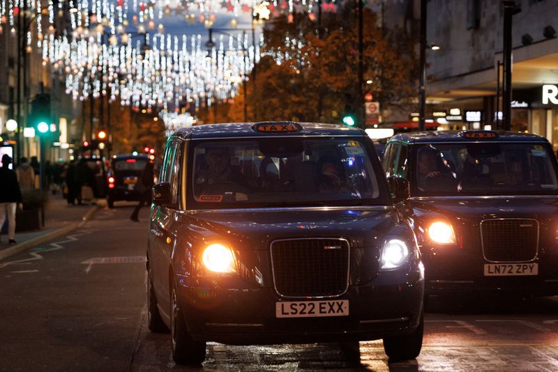 © Reuters. London's black cabs are seen on the Oxford Street in London, Britain, November 29, 2023. REUTERS/Belinda Jiao