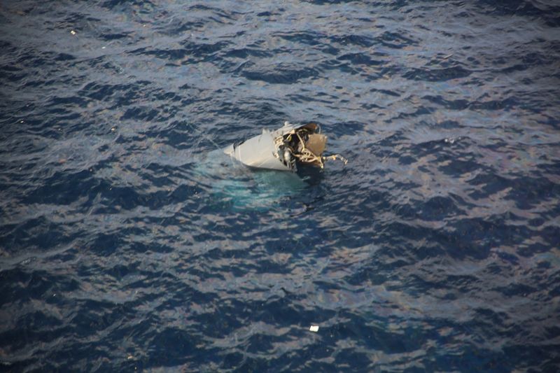 © Reuters. حطام يُعتقد أنه جزء من الطائرة العسكرية الأمريكية في-22 أوسبري التي تحطمت في البحر قبالة جزيرة ياكوشيما، غرب اليايان يوم الأربعاء. حصلت رويترز على هذه الصورة من خفر السواحل الياباني.