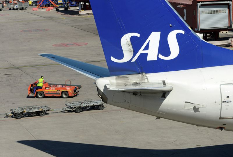 &copy; Reuters. FILE PHOTO: A baggage belt truck passes behind the tail of a Scandinavian airline SAS Boeing 737 aircraft at the Stockholm-Arlanda airport in Sweden May 3, 2012.  REUTERS/Johan Nilsson/Scanpix/File Photo