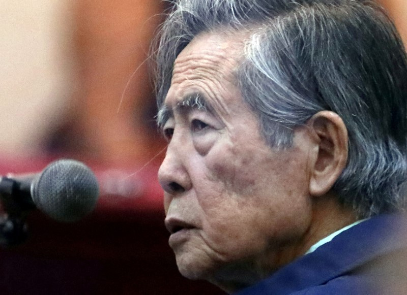 &copy; Reuters. FOTO DE ARCHIVO: El expresidente de Perú Alberto Fujimori asiste a un juicio como testigo en la base naval de Callao, Perú, el 15 de marzo de 2018. Fotografía tomada a través de una ventana. REUTERS/Mariana Bazo/Foto de archivo
