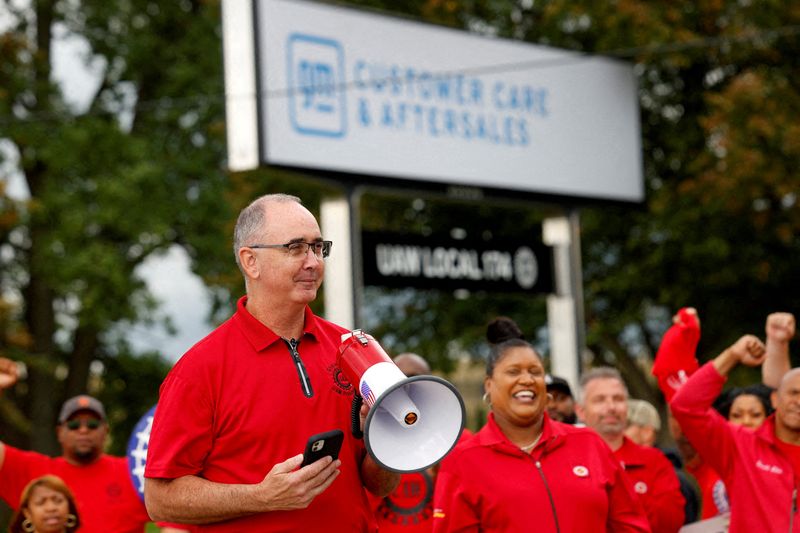 © Reuters. FILE PHOTO: Shawn Fain, president of the United Auto Workers (UAW) speaks as U.S. President Joe Biden (not pictured) joins striking members of the United Auto Workers (UAW) on the picket line outside GM's Willow Run Distribution Center, in Belleville, Wayne County, Michigan, U.S., September 26, 2023. REUTERS/Evelyn Hockstein/File Photo