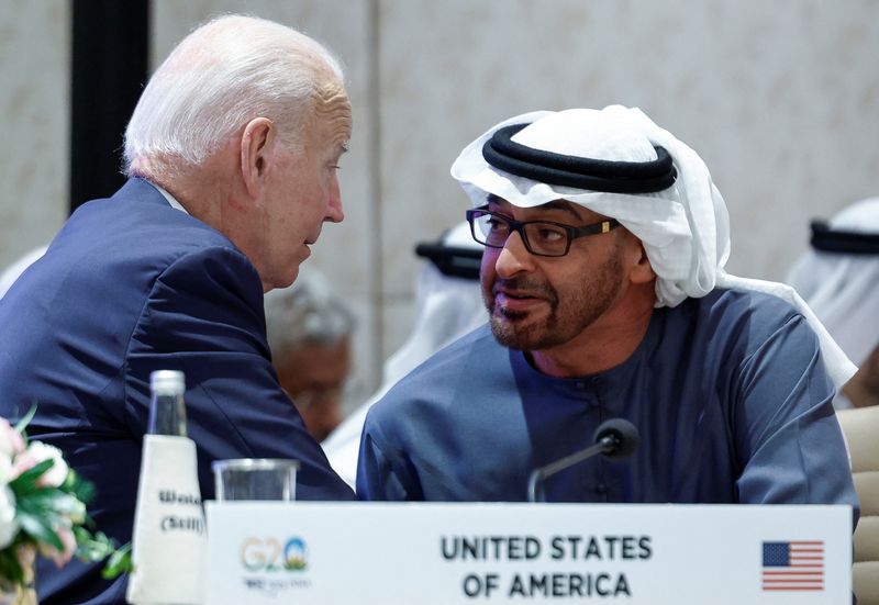 &copy; Reuters. الرئيس الأمريكي جو بايدن يتحدث إلى رئيس الإمارات الشيخ محمد بن زايد خلال فعالية على هامش قمة العشرين في نيودلهي يوم التاسع من سبتمبر أيلول 20