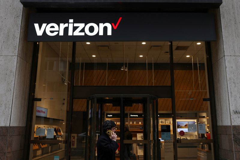Verizon-subsidiary TracFone to pay $23.5 million to resolve FCC probes