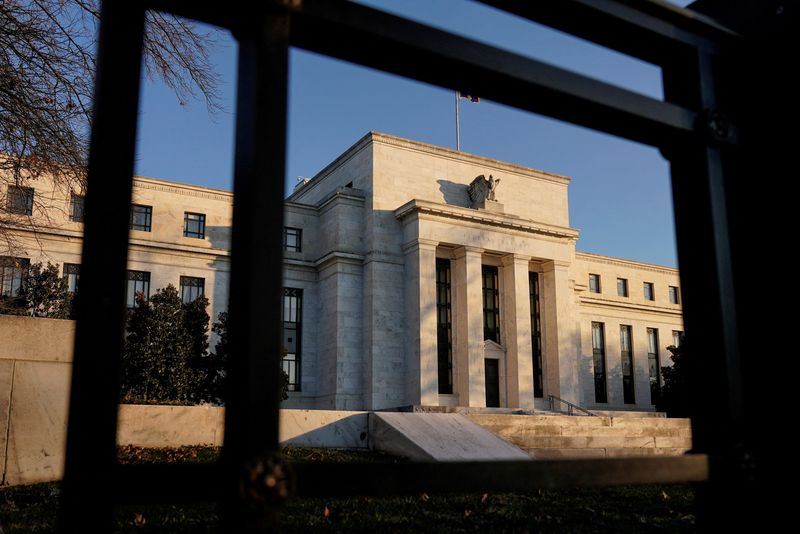 © Reuters. FILE PHOTO: The Federal Reserve building is seen in Washington, U.S., January 26, 2022. REUTERS/Joshua Roberts/File Photo