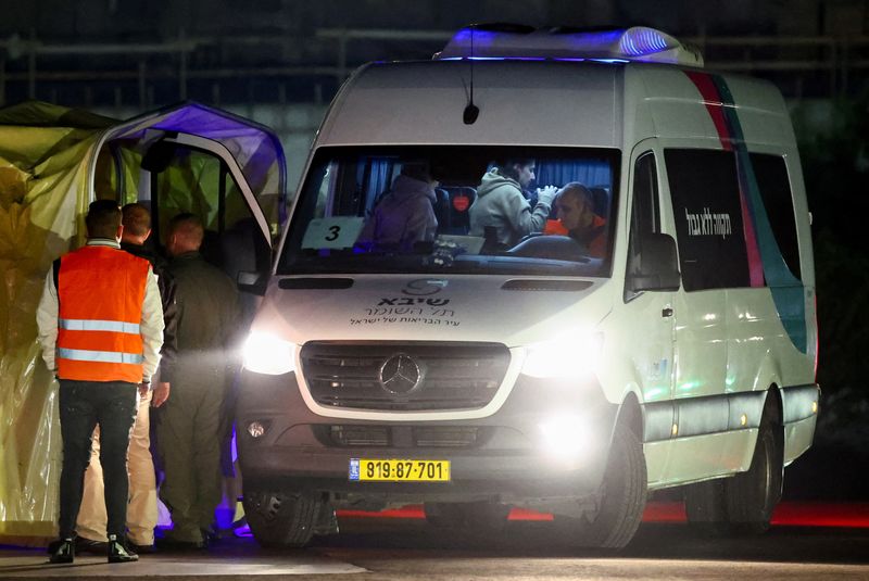 © Reuters. مجموعة من الرهائن أفرجت عنهم حركة حماس داخل عربة بعد الوصول إلى تل أبيب بموجب اتفاق التبادل بين إسرائيل وحماس في مركز شيبا الطبي يوم الأربعاء. تصوير: أتيت بيراونجميتا - رويترز.