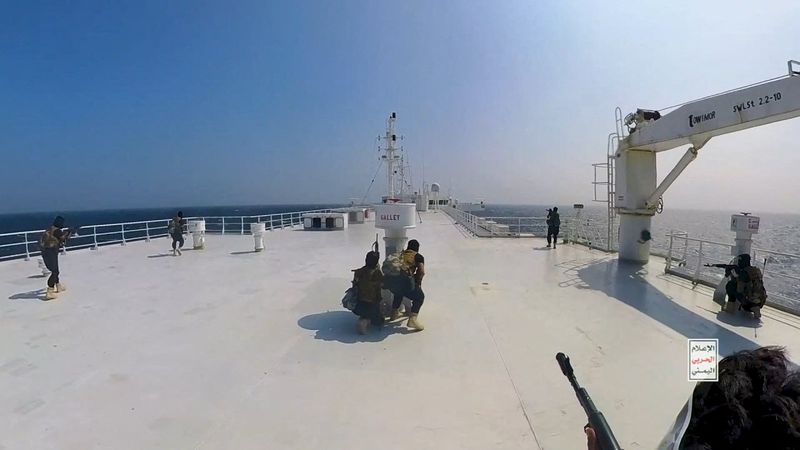 &copy; Reuters. مقاتلون حوثيون يتخذون مواقعهم على ظهر سفينة الشحن جالاكسي ليدر في البحر الأحمر في صورة نشرت يوم 20 نوفمبر تشرين الثاني2023. صورة لرويترز من الإ