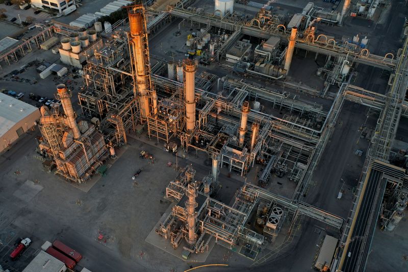 © Reuters. A general view of the Phillips 66 Company's Los Angeles Refinery, which processes domestic & imported crude oil into gasoline, aviation and diesel fuels, at sunset in Carson, California, U.S., March 11, 2022.  REUTERS/Bing Guan/File Photo