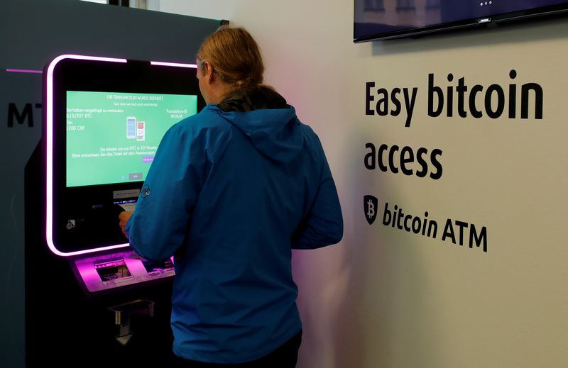 © Reuters. A client uses a cryptocurrency ATM of blockchain payment service provider Vaerdex at the headquarters of Swiss Falcon Private Bank in Zurich, Switzerland May 29, 2019.  REUTERS/Arnd Wiegmann/File Photo