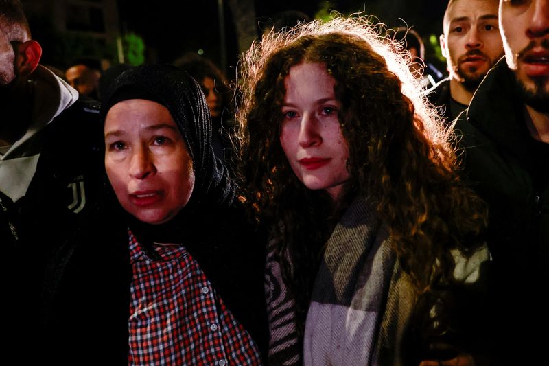 &copy; Reuters. الناشطة الفلسطينية عهد التميمي تمشي مع والدتها بعد إطلاق سراحها وسط صفقة تبادل أسرى بين حماس وإسرائيل، في رام الله بالضفة الغربية يوم الخمي