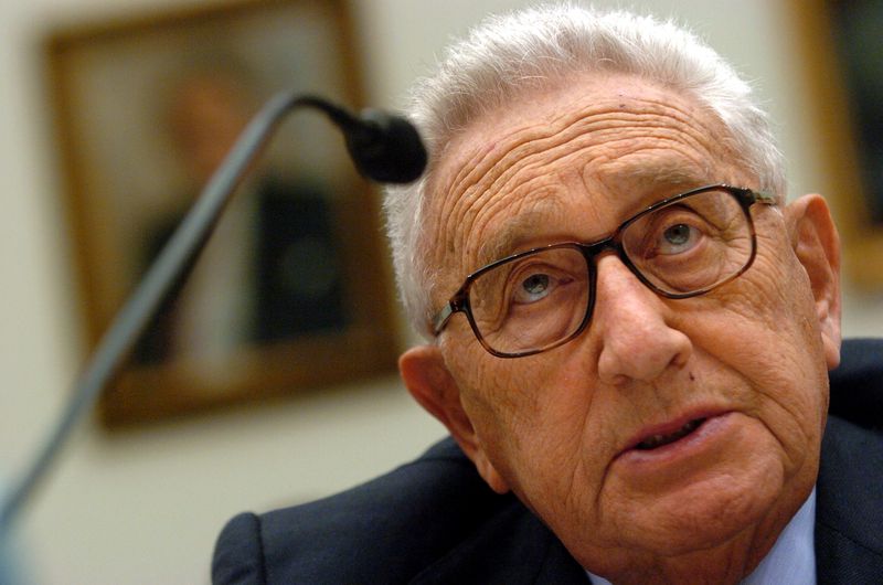 &copy; Reuters. L'ancien secrétaire d'État américain Henry Kissinger s'adresse à la commission des relations internationales de la Chambre des représentants lors d'une audition sur le processus de paix au Moyen-Orient, au Capitole, à Washington, le 10 février 2005