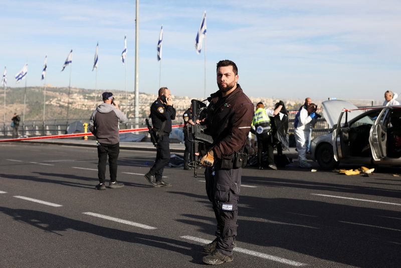 &copy; Reuters. Des fonctionnaires israéliens travaillent sur les lieux d'une fusillade à Jérusalem. /Photo prise le 30 novembre 2023/REUTERS/Ronen Zvulun  