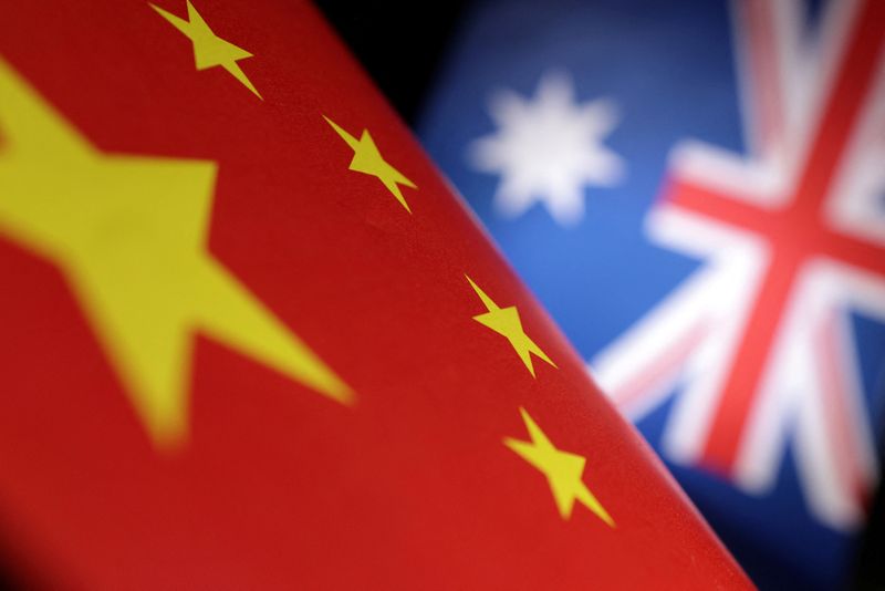 &copy; Reuters. 　１１月３０日、中国商務省は、豪州産ワインに対する反ダンピング関税と補助金相殺関税の必要性を見直すと表明した。写真は中国とオーストラリアの国旗。昨年７月撮影（２０２３年　
