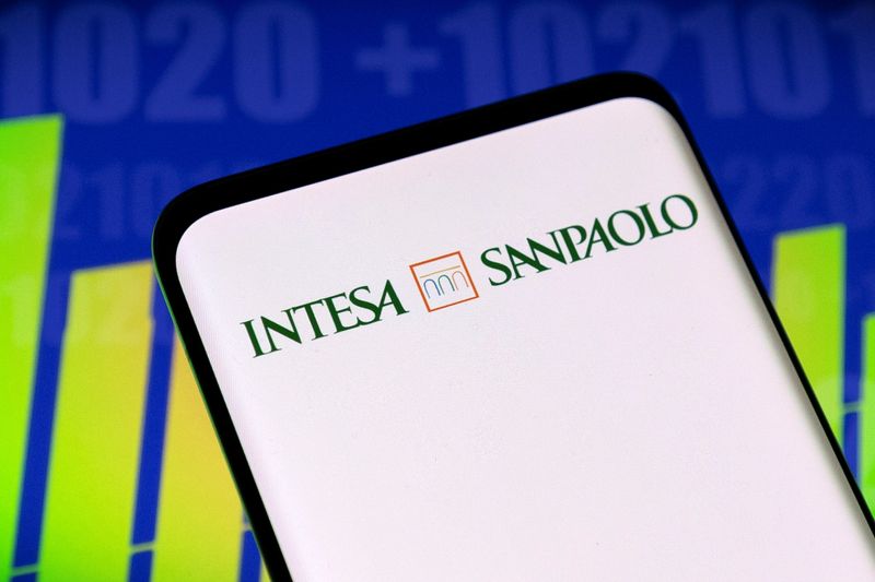 &copy; Reuters. Il logo della banca Intesa Sanpaolo e un grafico azionario in questa foto del 3 maggio, 2022. REUTERS/Dado Ruvic/Illustration