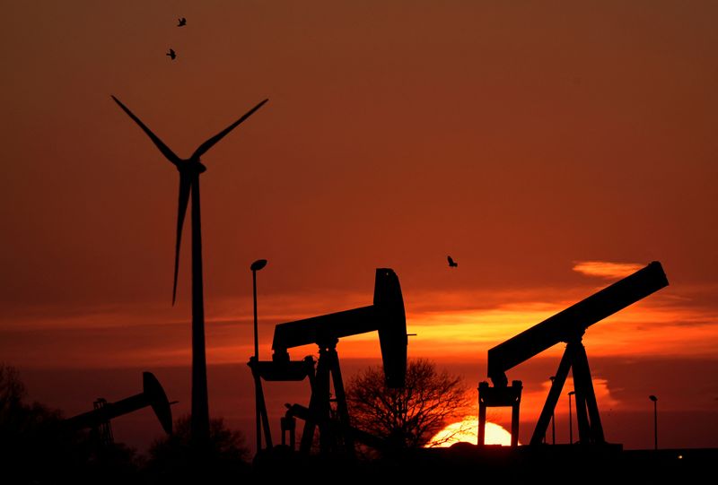 النفط ينخفض أكثر من 2% بعد أن جاءت تخفيضات أوبك+ دون التوقعات