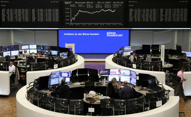&copy; Reuters. شاشة إلكترونية تعرض بيانات مؤشر داكس الألماني في بورصة فرانكفورت يوم الأربعاء. تصوير: رويترز.