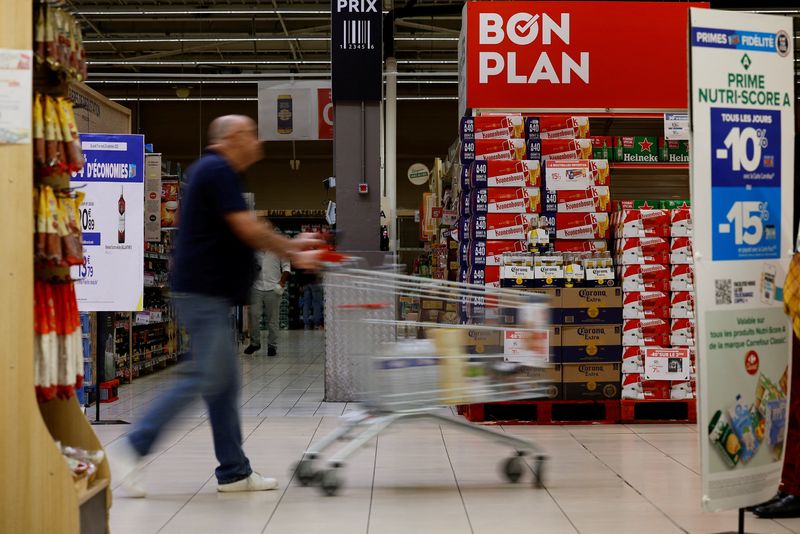 &copy; Reuters. Un client pousse un caddie alors qu'il fait ses courses dans un supermarché Carrefour à Montesson. /Photo prise le 13 septembre 2023/REUTERS/Sarah Meyssonnier