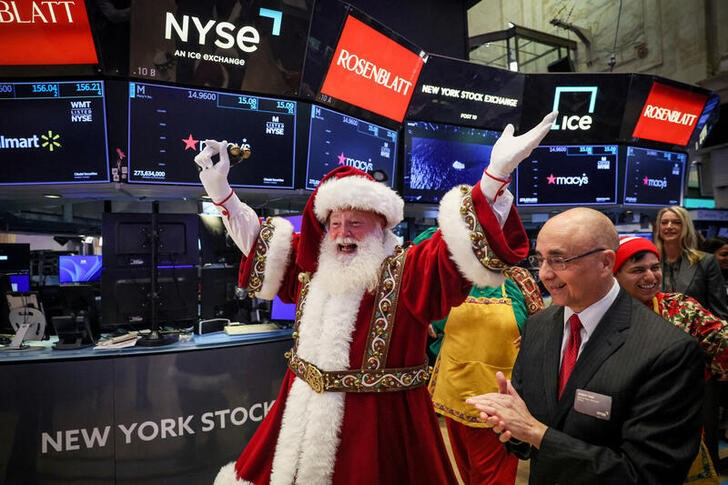 © Reuters. Macy's Santa Claus appears on the trading floor to celebrate the 97th Macy's Thanksgiving Day Parade at the New York Stock Exchange (NYSE) in New York City, U.S., November 22, 2023.  REUTERS/Brendan McDermid