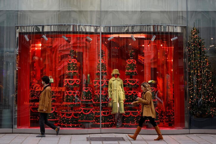 &copy; Reuters. FOTO DE ARCHIVO. Personas caminan junto a las decoraciones festivas de las ventanas para la temporada navideña en los grandes almacenes Samaritaine en París, Francia. 23 de noviembre de 2023. REUTERS/Sarah Meyssonnier