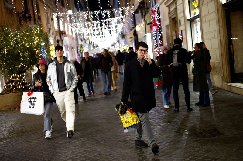 &copy; Reuters. Une rue commerçante à Rome. /Photo prise le 23 décembre 2022/REUTERS/Guglielmo Mangiapane