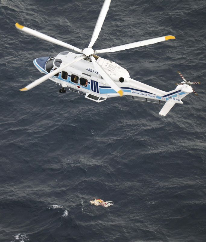 &copy; Reuters. طائرة هليكوبتر تابعة لخفر السواحل الياباني تجري عملية بحث وإنقاذحيث سقطت طائرة أمريكية عسكرية من طراز في-22 أوسبري في البحر قبالة جزيرة ياكو