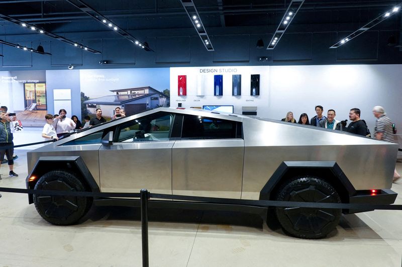 &copy; Reuters. FILE PHOTO: Tesla's new Cybertruck is shown on display at a Tesla store in San Diego, California, U.S., November 20, 2023.  REUTERS/Mike Blake/File Photo