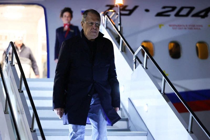 &copy; Reuters. وزير الخارجية الروسي سيرجي لافروف يغادر طائرة لدى وصوله إلى مطار قبل اجتماع لوزراء خارجية منظمة الأمن والتعاون في أوروبا في سكوبيا بمقدوني