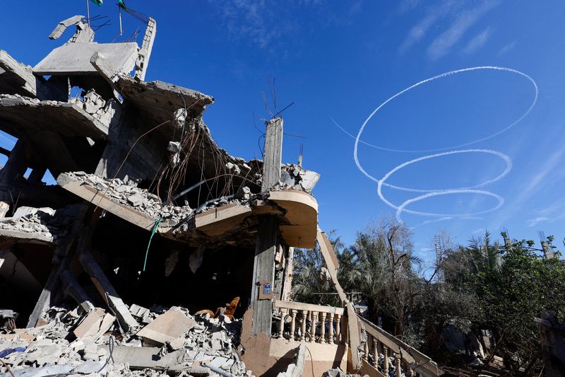 &copy; Reuters. حطام منزل دُمر في قصف إسرائيلي خلال الصراع في مدينة خان يونس جنوب قطاع غزة يوم الخميس. تصوير: محمد سالم - رويترز.