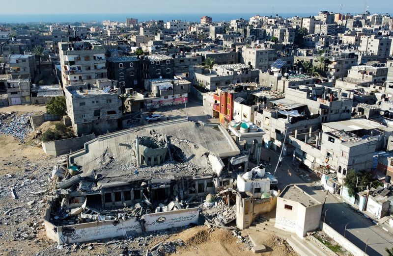 &copy; Reuters. Una mezquita destruida por ataques israelíes durante el conflicto yace en ruinas, en medio de una tregua temporal entre el grupo islamista palestino Hamás e Israel, en Jan Yunis, en el sur de la Franja de Gaza. 29 de noviembre de 2023. REUTERS/Mohammed 
