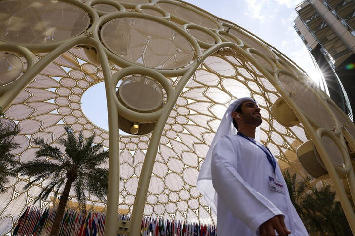 &copy; Reuters. Una persona camina por la Expo City durante la cumbre climática de la COP28 en Dubái, Emiratos Árabes Unidos. 30 noviembre 2023. REUTERS/Amr Alfiky