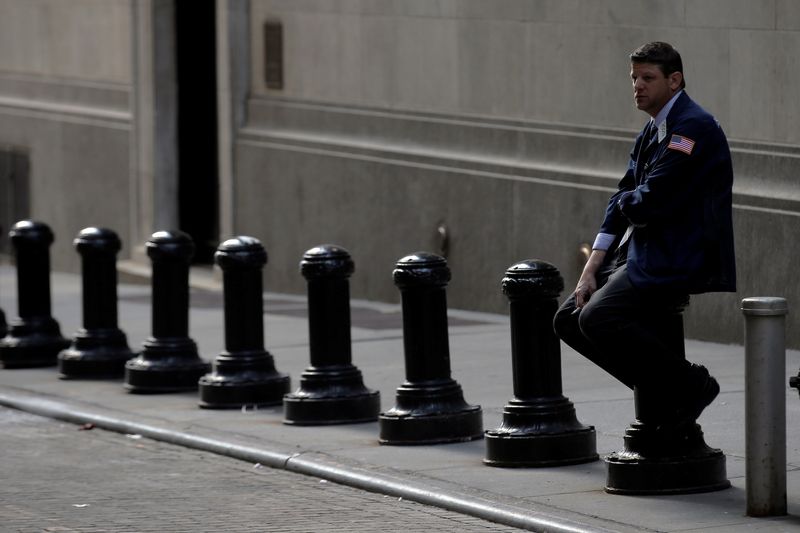 &copy; Reuters. Un trader prend une pause à l'extérieur de la Bourse de New York. /Photo d'archives/REUTERS/Brendan McDermid 
