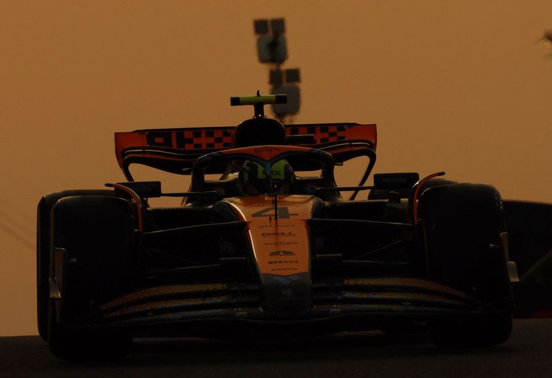 &copy; Reuters. McLaren pilotada por Lando Norris durante treino para o GP de Abu Dhabi de Fórmula 1
24/11/2023 REUTERS/Hamad I Mohammed