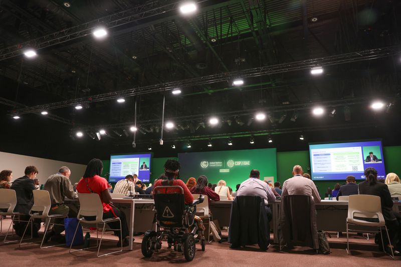 &copy; Reuters. أشخاص يحضرون جلسة ضمن مؤتمر الأمم المتحدة المعني بتغير المناخ (كوب28) في دبي يوم الخميس في صورة لرويترز من طرف ثالث.