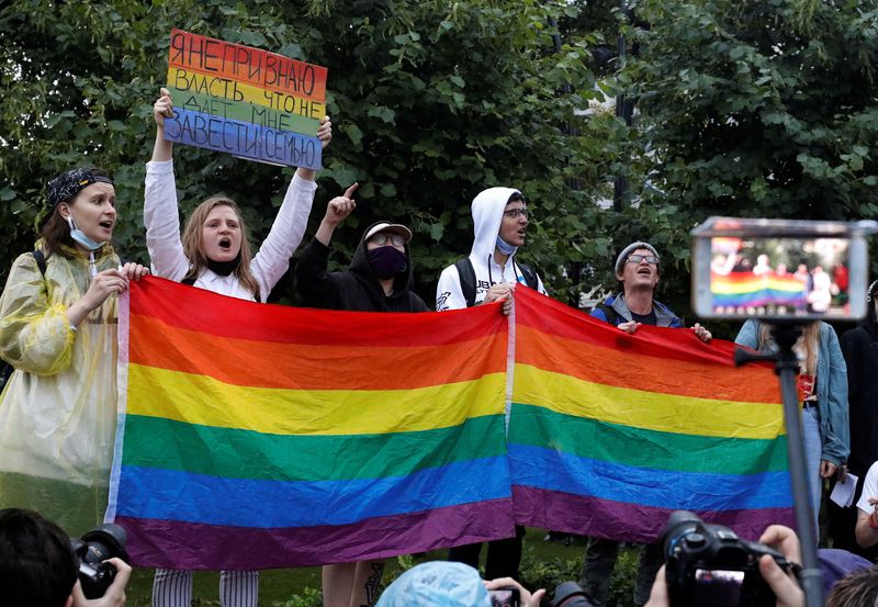 &copy; Reuters. FOTO DE ARCHIVO. Activistas LGBTQ+ participan en una protesta contra las enmiendas a la Constitución de Rusia y los resultados de una votación nacional sobre reformas constitucionales, en Moscú, Rusia. 15 de julio de 2020. En la pancarta se lee: "No re