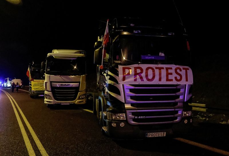 &copy; Reuters. FILE PHOTO: Polish trucks are parked as they block crossings at the Ukrainian border near the village of Hrebenne, Poland November 19, 2023. REUTERS/Yan Dobronosov/File Photo
