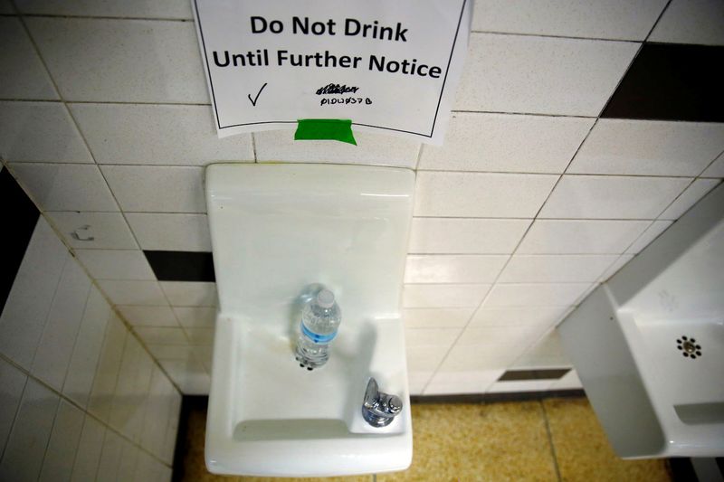 © Reuters. FILE PHOTO: A sign is seen next to a water dispenser at North Western High School in Flint, a city struggling with the effects of lead-poisoned drinking water in Michigan, May 4, 2016. REUTERS/Carlos Barria/File Photo