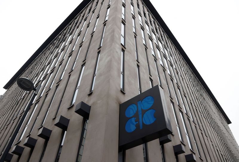 &copy; Reuters. Il logo dell'Organizzazione dei paesi esportatori di petrolio (Opec) all'esterno della sede a Vienna, in Austria, 30 novembre 2023. REUTERS/Leonhard Foeger