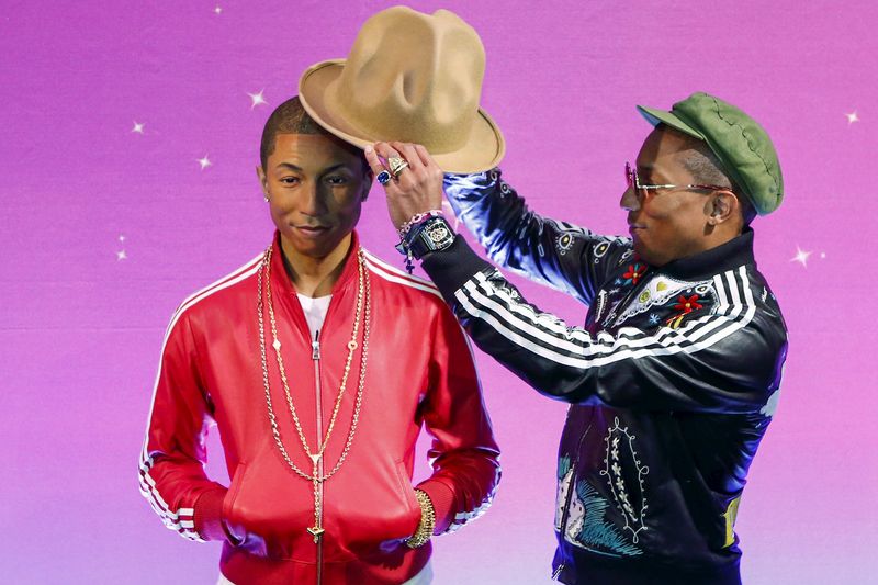 &copy; Reuters. Photo d'archives du musicien et créateur de mode Pharrell Williams (gauche) chez Madame Tussauds à New York. /Photo prise le 1er avril 2015/REUTERS/Eduardo Munoz
​