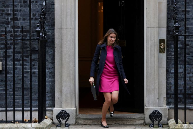 &copy; Reuters. وزيرة الإعلام البريطانية لوسي فريزر تغادر داوننج ستريت بعد اجتماع وزاري في لندن يوم 14 نوفمبر تشرين الثاني 2023. تصوير: هولي آدامز - رويترز. 