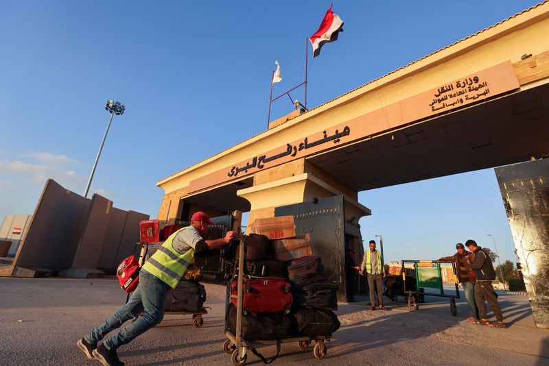 &copy; Reuters. عامل يجر عربة بها متاع فلسطنيين يحاولون العودة إلى غزة عند معبر رفح الحدودي بين مصر وقطاع غزة وسط هدنة مؤقتة بين إسرائيل وحركة المقاومة الفل