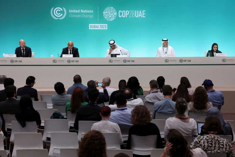 &copy; Reuters. مجموعة من المسؤولين في قمة الأمم المتحدة المعنية بتغير المناخ (كوب28) خلال جلسة بمقر انعقاد المؤتمر في دبي بالإمارات يوم الخميس . تصوير : عمرو 