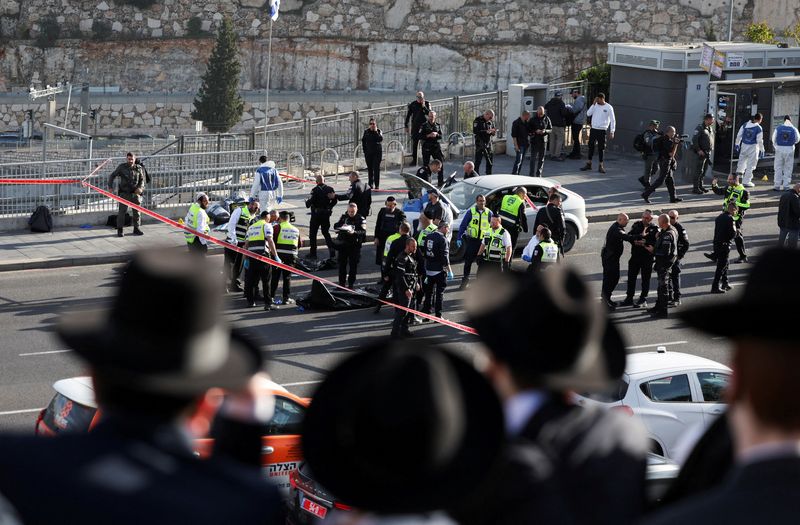 © Reuters. مسؤولون إسرائيليون يتفقدون موقعا لحادث لإطلاق للنار على موقف للحافلات في القدس يوم الخميس. تصوير: رونين زفولون - رويترز.
