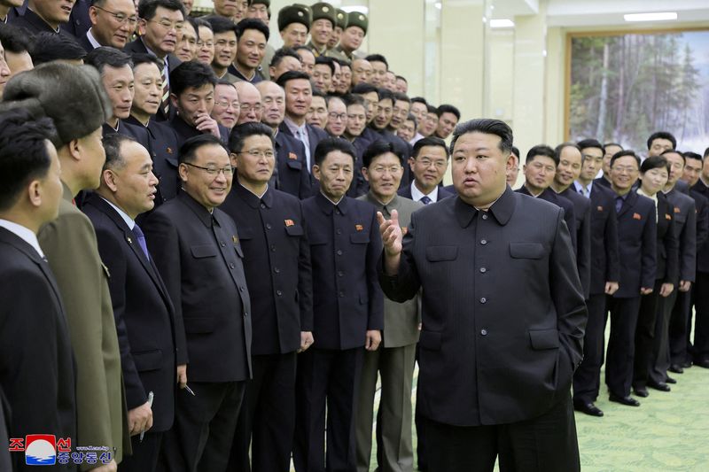 © Reuters. North Korea's leader Kim Jong-un meets with members of the Non-Standing Satellite Launch Preparation Committee, in this picture released by the Korean Central News Agency on November 24, 2023. KCNA via REUTERS/File Photo