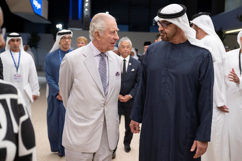 &copy; Reuters. الملك تشارلز ملك بريطانيا يتحدث مع رئيس دولة الإمارات الشيخ محمد بن زايد آل نهيان في دبي خلال انطلاق قمة كوب28 يوم الخميس. صورة لرويترز من الق