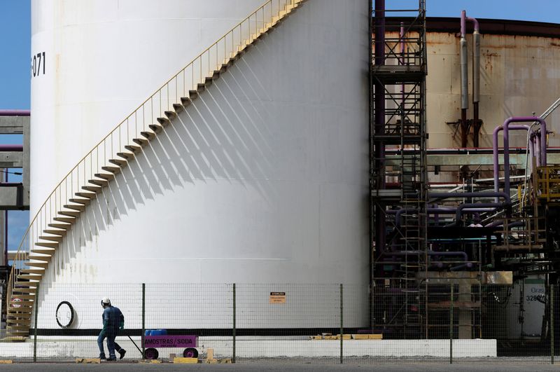 &copy; Reuters. FILE PHOTO: Workers pass in front of a tank at a chlorine-soda plant of the petrochemical company Braskem in Maceio, Brazil January 30, 2020. Picture taken January 30, 2020. REUTERS/Amanda Perobelli/File Photo